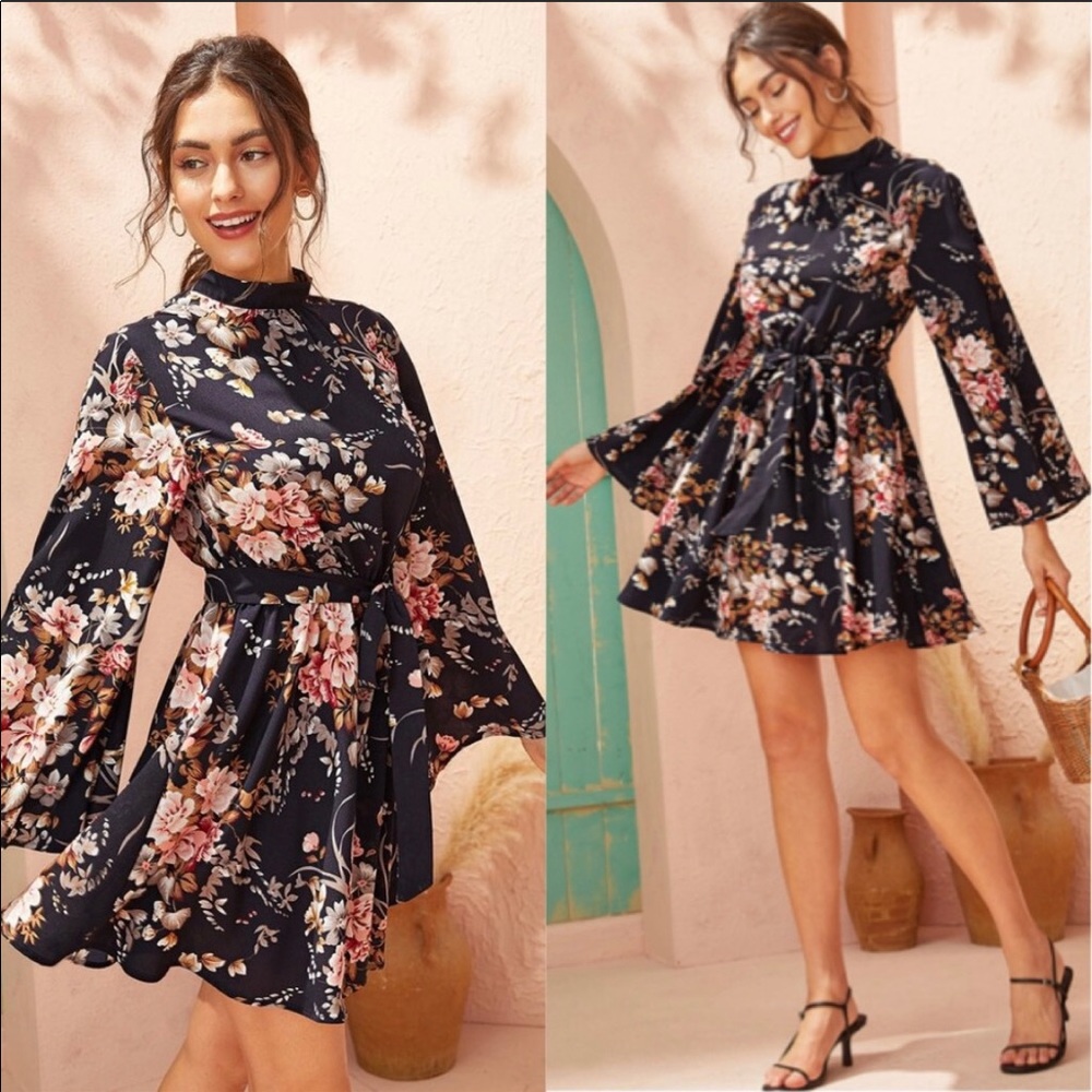 Backless floral mini dress with long bell sleeves - Picture 2 of 7
